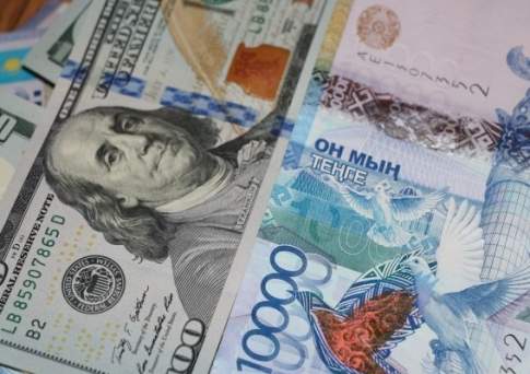 Курс продажи доллара в обменниках Астаны в понедельник составил 371,5 тенге, Алматы и Шымкента – 372 тенге