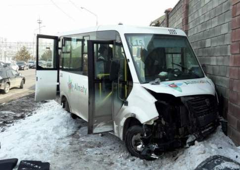 Пассажирский автобус из-за отказа тормозов сбил рабочего и врезался в бетонный забор в Алматы; пострадали 7 человек