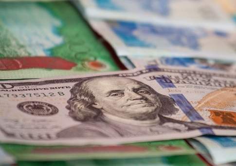 Курс продажи доллара в обменниках Алматы и Астаны понизился до 375 тенге, в Шымкенте до 376 тенге