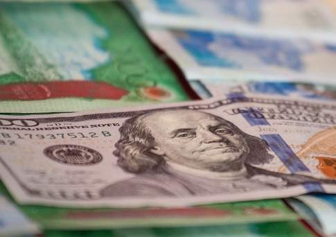 Курс продажи доллара в обменниках Алматы понизился до 373,5 тенге, в Астане и Шымкенте до 372,7 и 375 тенге соответственно