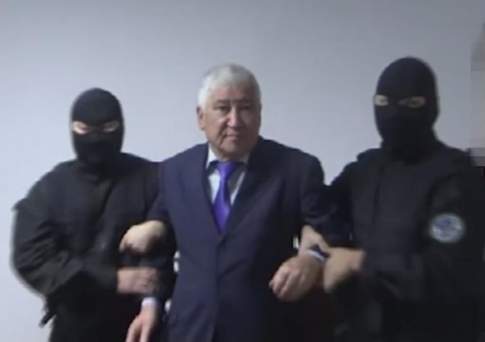 По подозрению в получении взятки в 17 млн тенге задержаны директор Карагандинского филиала «Казахавтодор» и его заместитель (ВИДЕО)