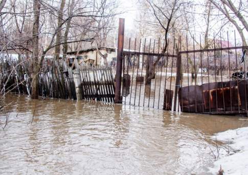На окраине Усть-Каменогорска затопило кладбище