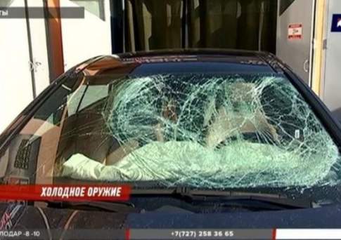 В Алматы огромная глыба льда упала на припаркованный у дома автомобиль