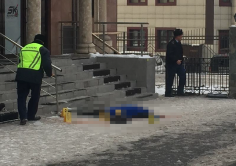 В Алматы женщину убило сосулькой (ВИДЕО)