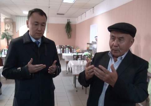 На той идут одни старики
