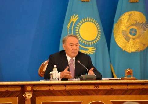Нурсултан Назарбаев - инвесторам: Тащите деньги сюда, их никто не тронет!