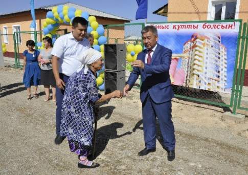 В замок врезаются ключи...