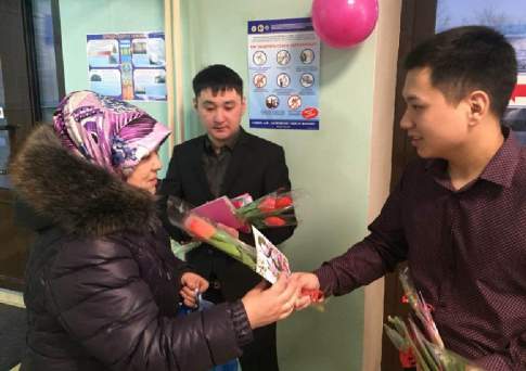 Дарите женщинам цветы!