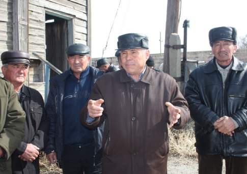 Весна!  Крестьянин,  негодуя...