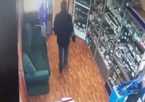 В главной роли мужик с лопатой