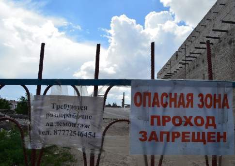 Плита упала на кабину...
