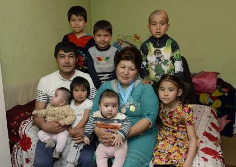 Кайрат ИСКАКОВ,  многодетный отец: Одна дочь  умерла в роддоме,  вторая - ослепла…