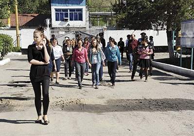 Не ходите, девки, в зону
