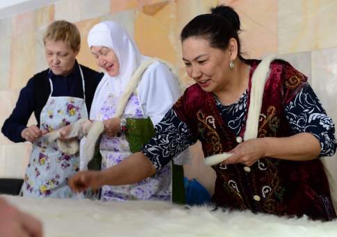 Веселится  и ликует  весь народ