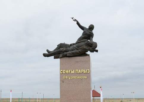 Роман  на постаменте