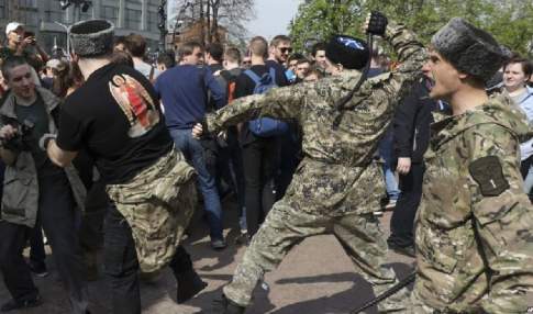 Дубинкой и нагайкой
