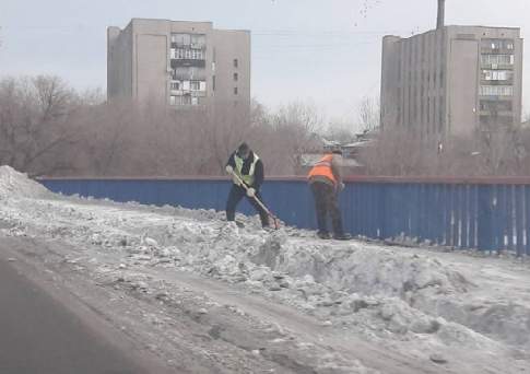 И скользко, и грустно, и некому руку подать
