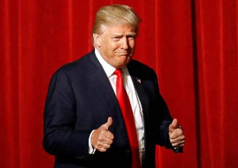 Клинтон Трампом вышибают