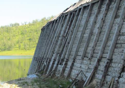 Вода дырочку найдёт?