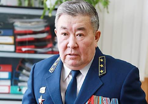 Каждый кроит  свою судьбу сам