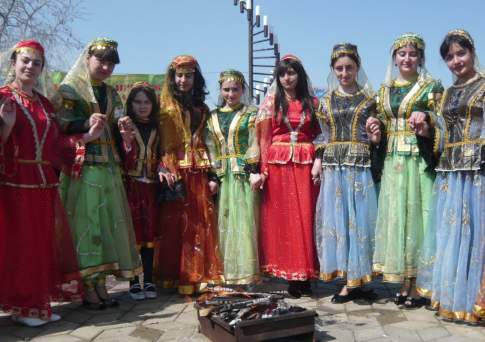 Крашенка качнулась