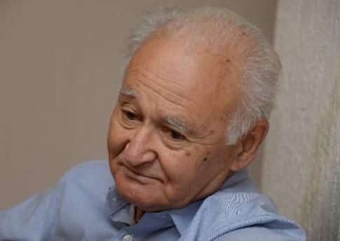 Не делайте историю фальшивой  и гремящей фанфарами...
