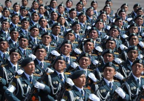 Как отмечают  День защитника Отечества  в разных странах