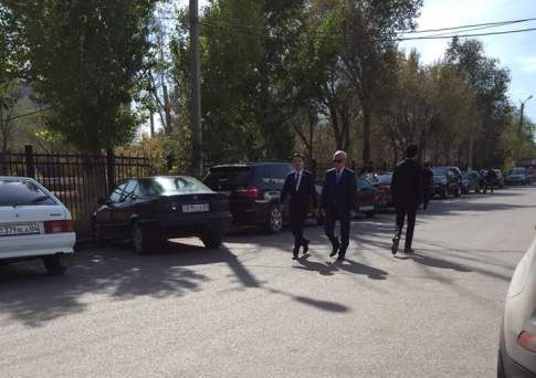 Идёт аким  по городу
