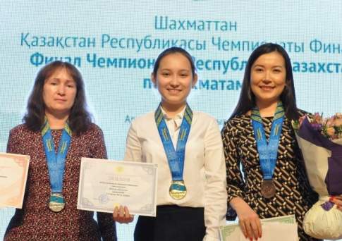 Чемпионы сдали позиции
